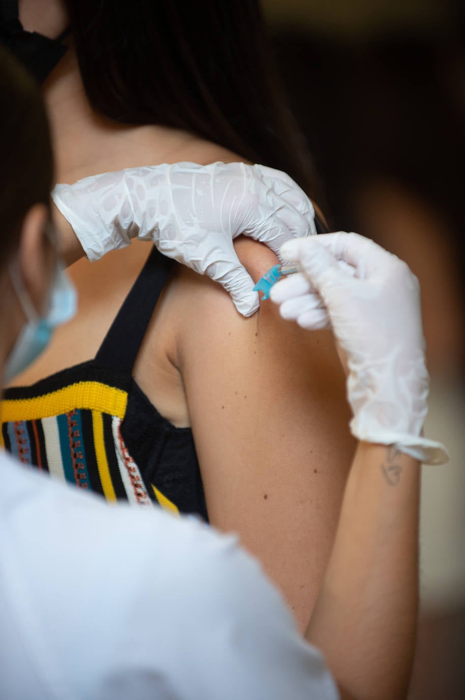 Fotos: Los Erasmus se vacunan este martes en el Enrique Roca