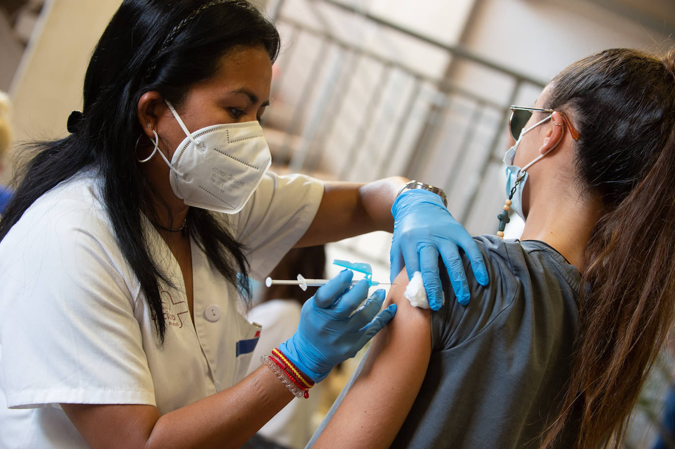 Fotos: Los Erasmus se vacunan este martes en el Enrique Roca