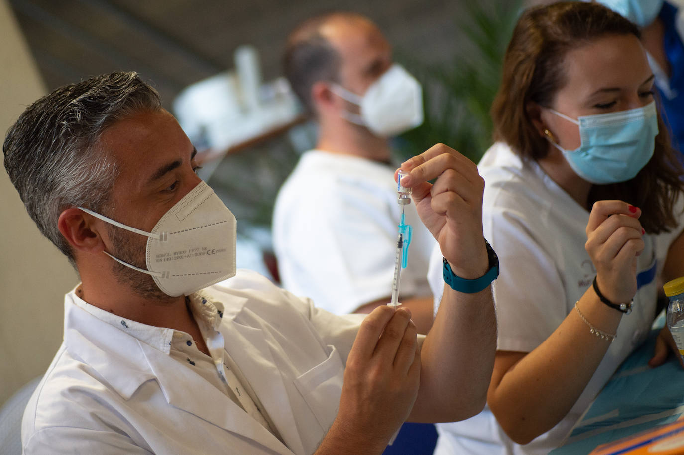 Fotos: Los Erasmus se vacunan este martes en el Enrique Roca