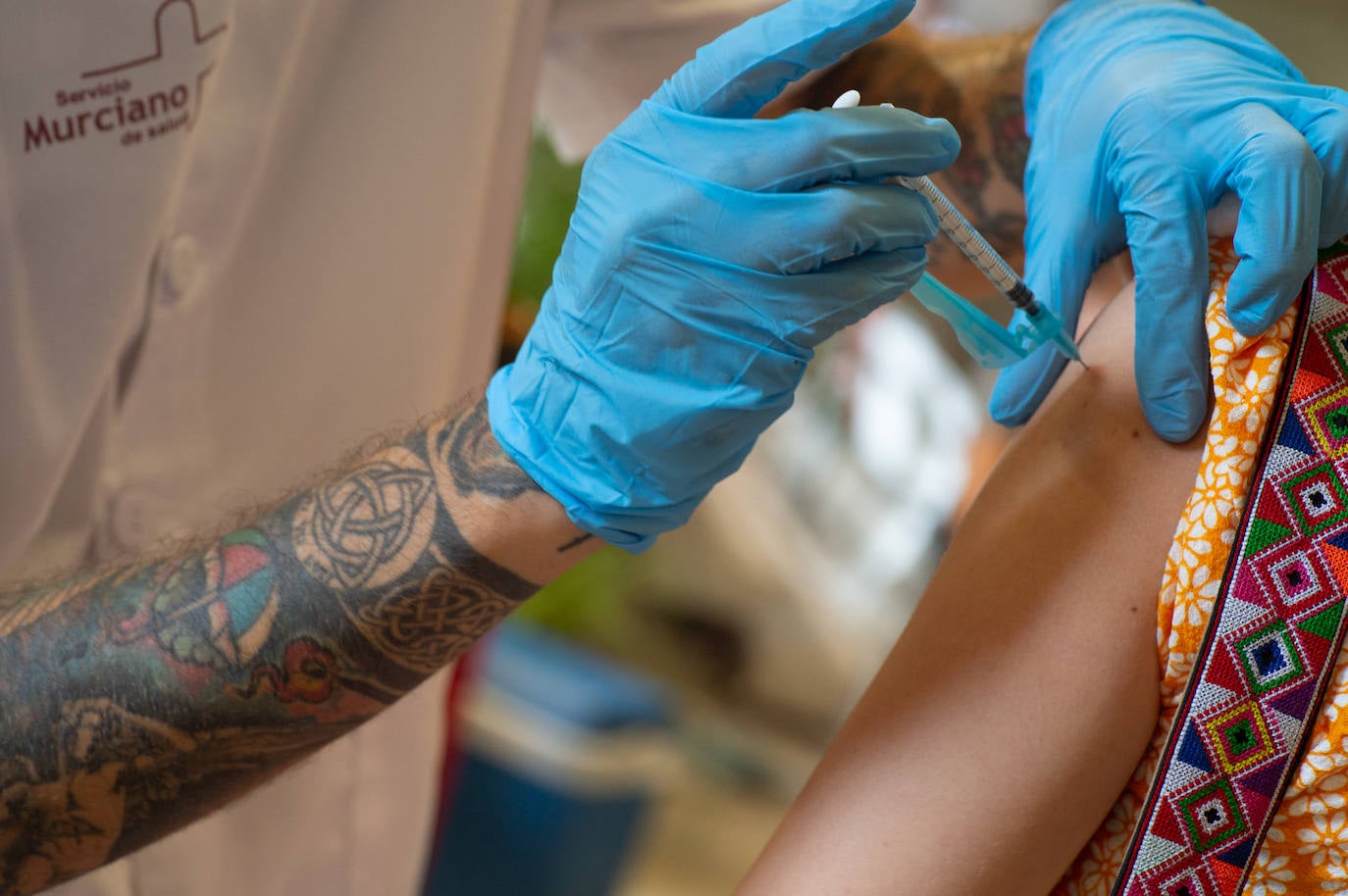 Fotos: Los Erasmus se vacunan este martes en el Enrique Roca