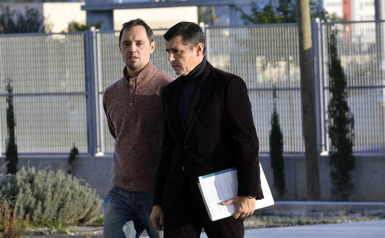 Domingo Peñalver (i), uno de los procesados, junto a su letrado, Evaristo Llanos, en una foto de archivo.