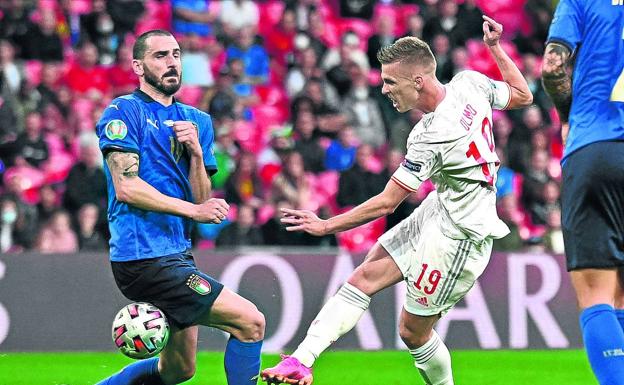 Dani Olmo, muy activo todo el partido, puso en aprietos al portero de Italia con este remate a bocajarro.