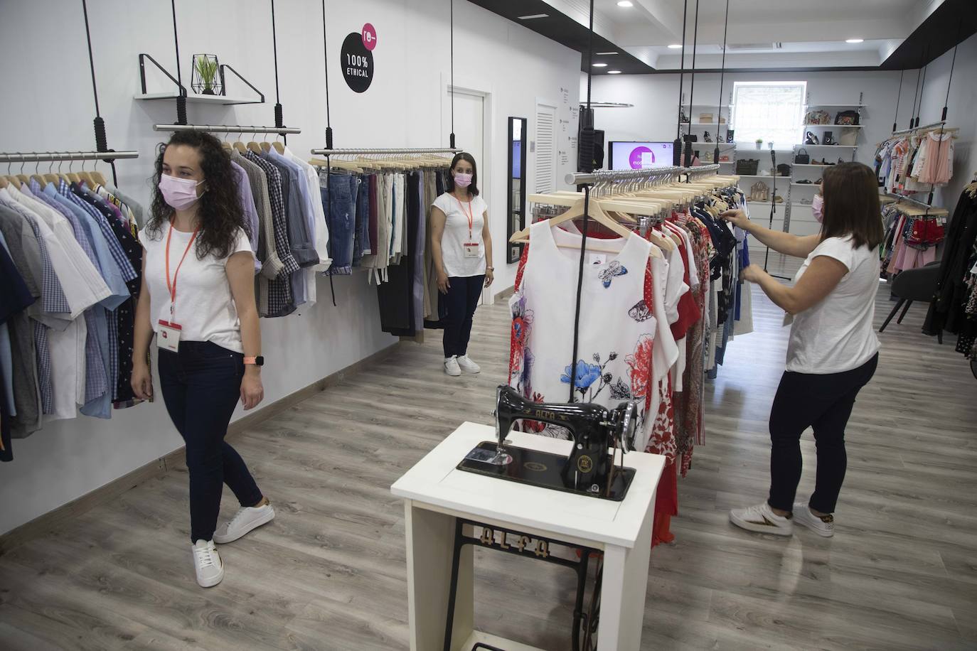 Fotos: Abre la primera tienda &#039;Moda Re-&#039; de Cáritas en Cartagena