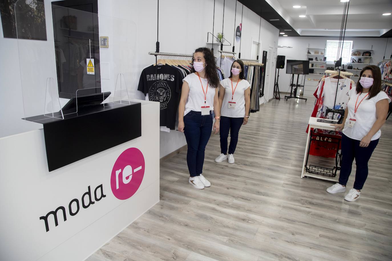 Fotos: Abre la primera tienda &#039;Moda Re-&#039; de Cáritas en Cartagena