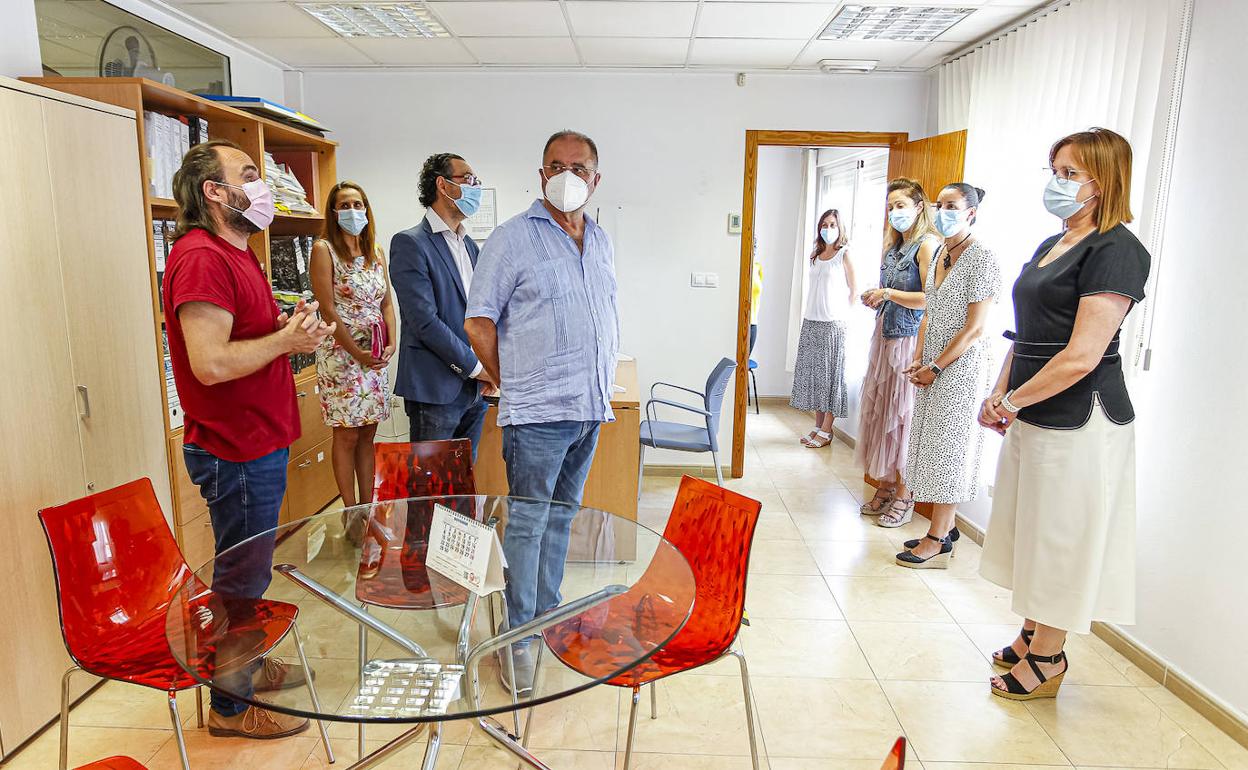 La vicepresidenta Isabel Franco con el alcalde de Totana, miembros de la corporación municipal y trabajadoras del CAVI de la localidad.