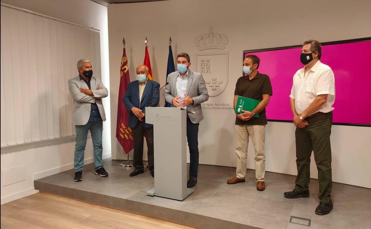 El consejero Antonio Luengo junto con los representantes de Coag, Asaja, Upa y Fecoam. 