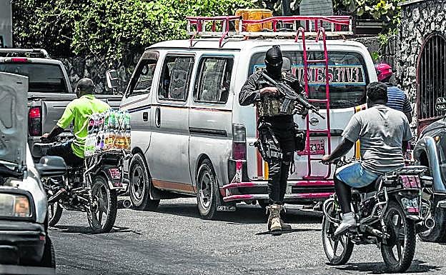 Una patrulla policial en una calle de Puerto Príncipe.