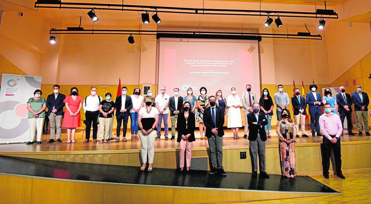 Alcaldes y autoridades UMU en un acto de presentación de la Oficina de Atención Social. 