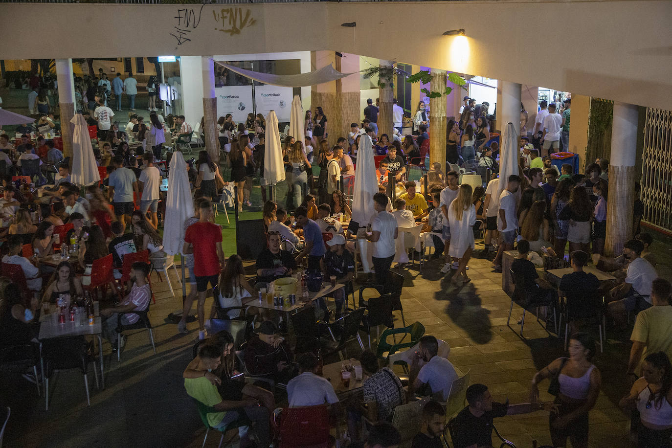 Fotos: El control policial no frena el botelleo ni las aglomeraciones en Cabo de Palos