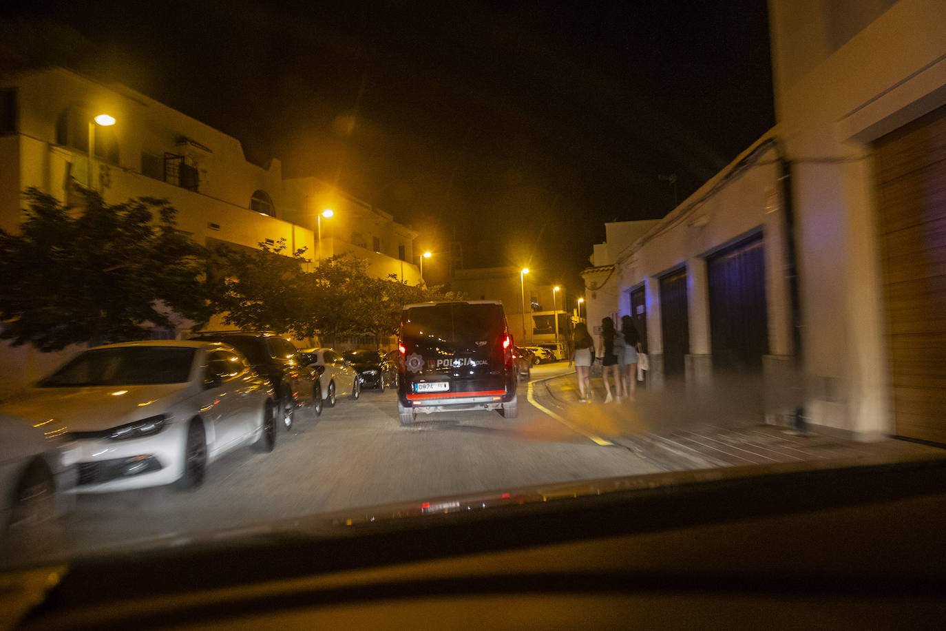 Fotos: El control policial no frena el botelleo ni las aglomeraciones en Cabo de Palos