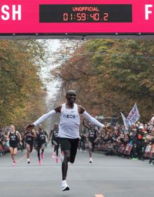 Imagen secundaria 2 - Arriba: El nadador estadounidense Michael Phelps. Abajo-izquierda: Zapatillas Nike Alphafly. Abajo-derecha: El naratoniano Eliud Kipchoge.