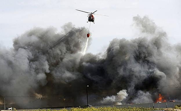 Un helicóptero, durante las labores de extinción.