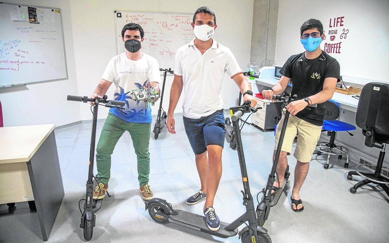 Jesús Rubio, José Santa y Andrés Ruz, con varios patinetes eléctricos, en la UPCT.