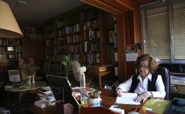 Dionisia García, escribiendo en su espacio de trabajo, en su domicilio de Murcia, el pasado jueves. 