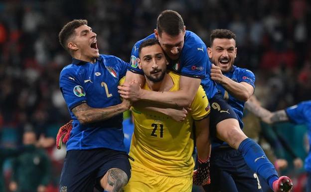 Donnarumma recibe la felicitación de sus compañeros tras la final. 