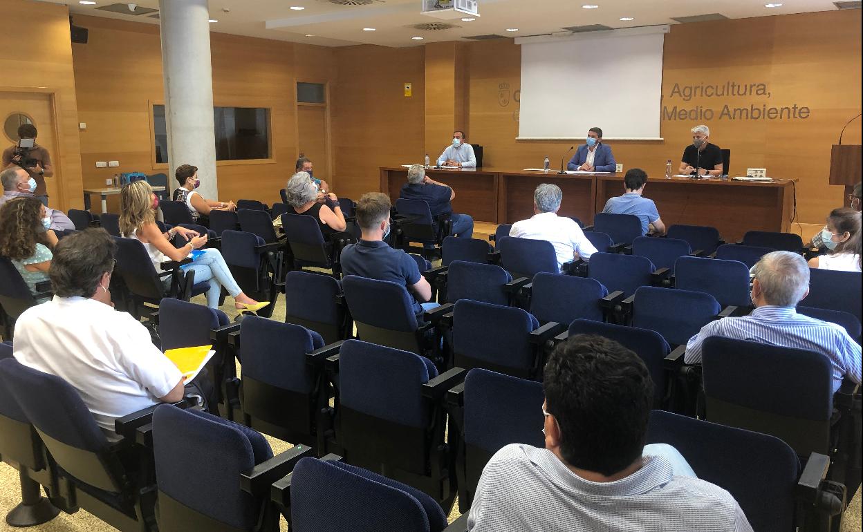 El consejero Antonio Luengo durante la reunión celebrada con el sector ganadero. 