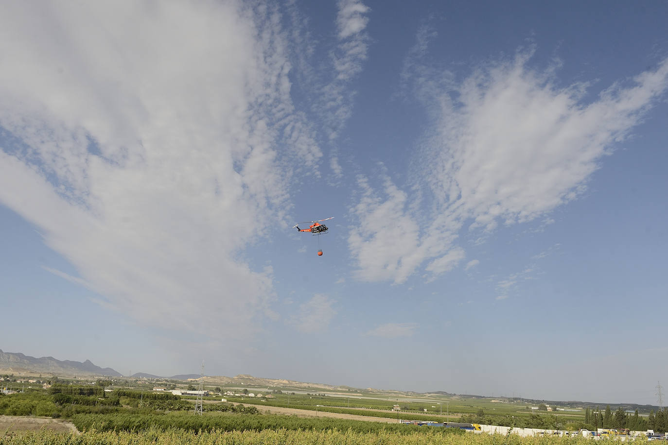 Fotos: Más de 50 coches, afectados por el incendio en un desguace de Molina de Segura