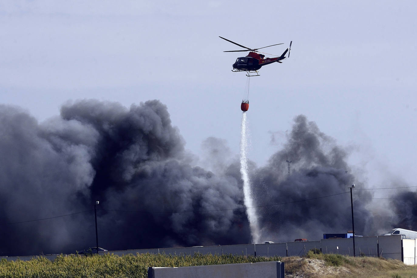 Fotos: Más de 50 coches, afectados por el incendio en un desguace de Molina de Segura