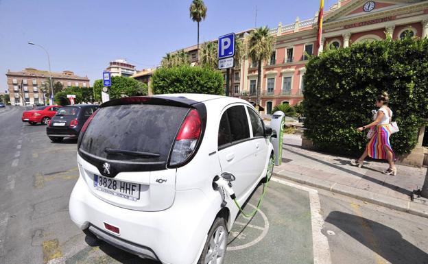 Un coche eléctrico aparcado en Murcia en una imagen de archivo. 