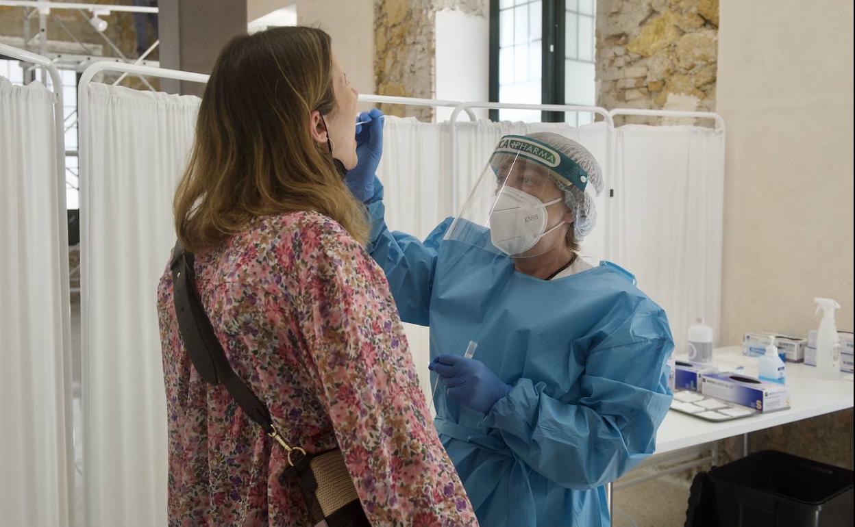 Una sanitaria recoge muestras para una prueba PCR en Murcia.