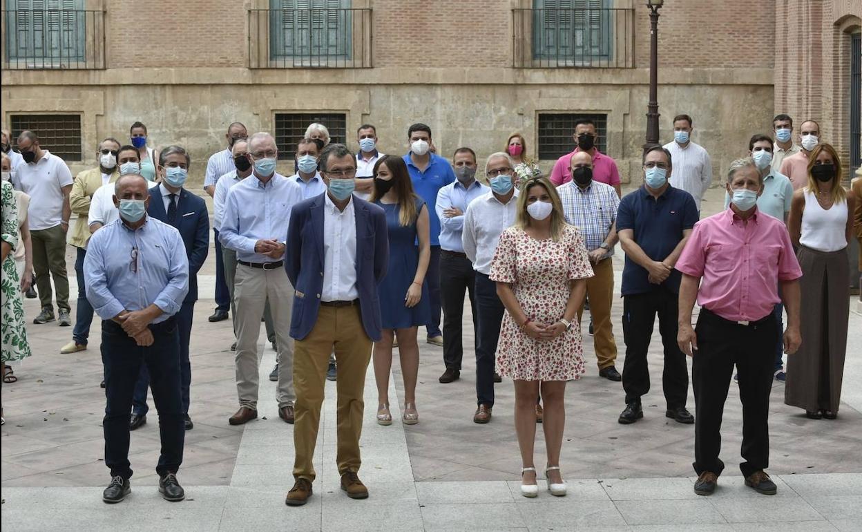 José Ballesta, acompañado por los presidentes de las Juntas Municipales del PP, este jueves en Murcia.