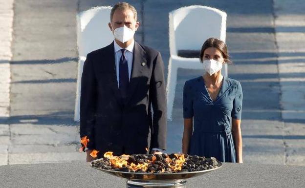 Los Reyes, frente a la llama prendida como homenaje a los fallecidos por la covid-19.