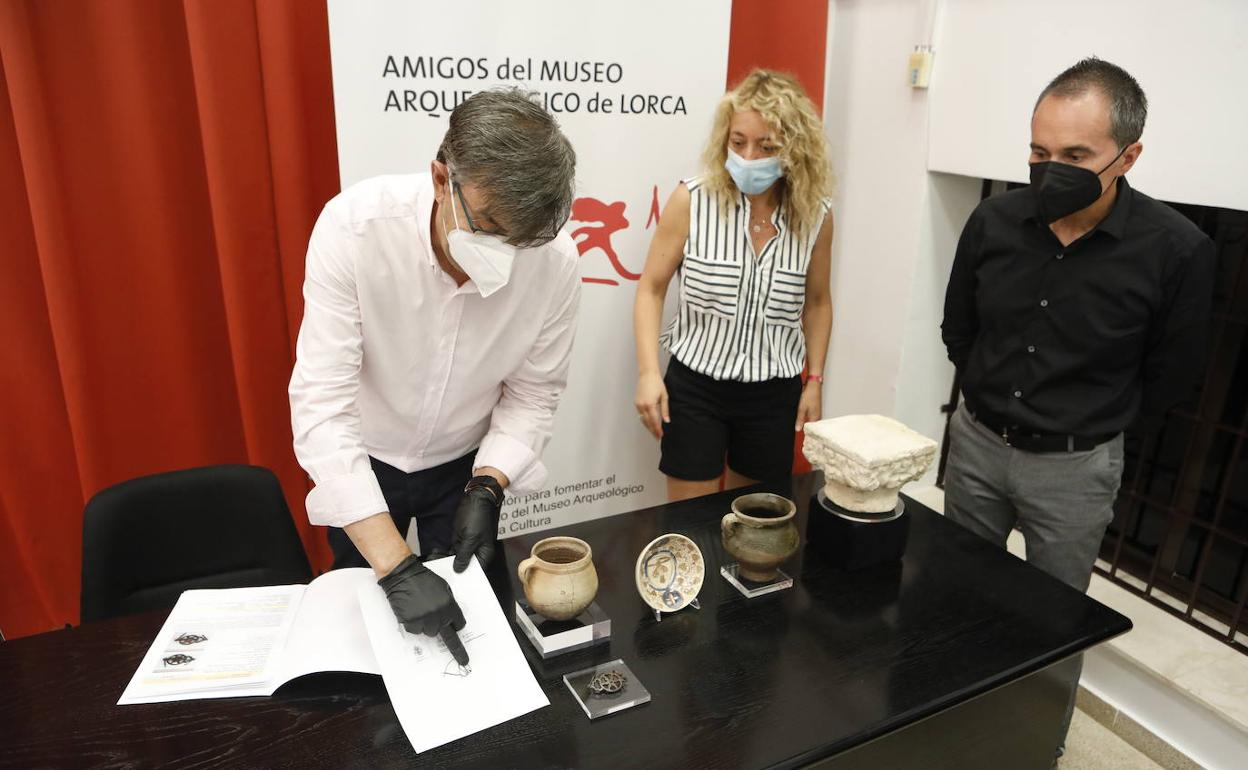 El Museo Arqueológico de Lorca incorpora a su exposición cinco piezas de la judería