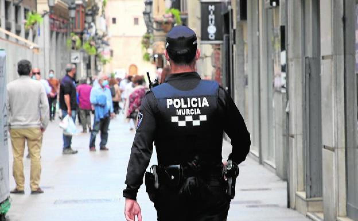 Un agente de la Policía Local patrulla por las calles de Murcia, en una imagen de archivo. 