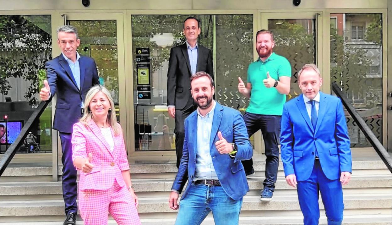 Olga García Saz y Ginés Ángel García, con otros miembros de sus equipos, en la presentación. 