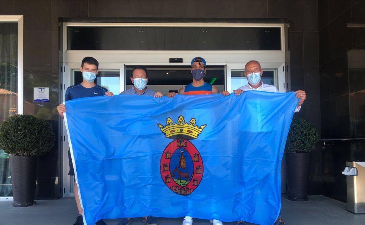 Moreno y López le han hecho entrega de una bandera de Mula y otra de Murcia para que le acompañen en su viaje. 