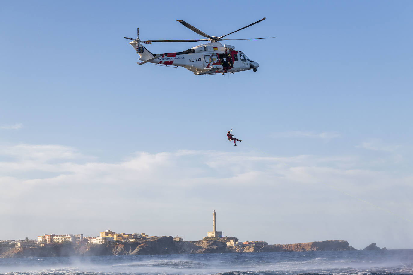 Fotos: Simulacro de un accidente de actividad subacuática en Cabo de Palos coordinado por Salvamento Marítimo