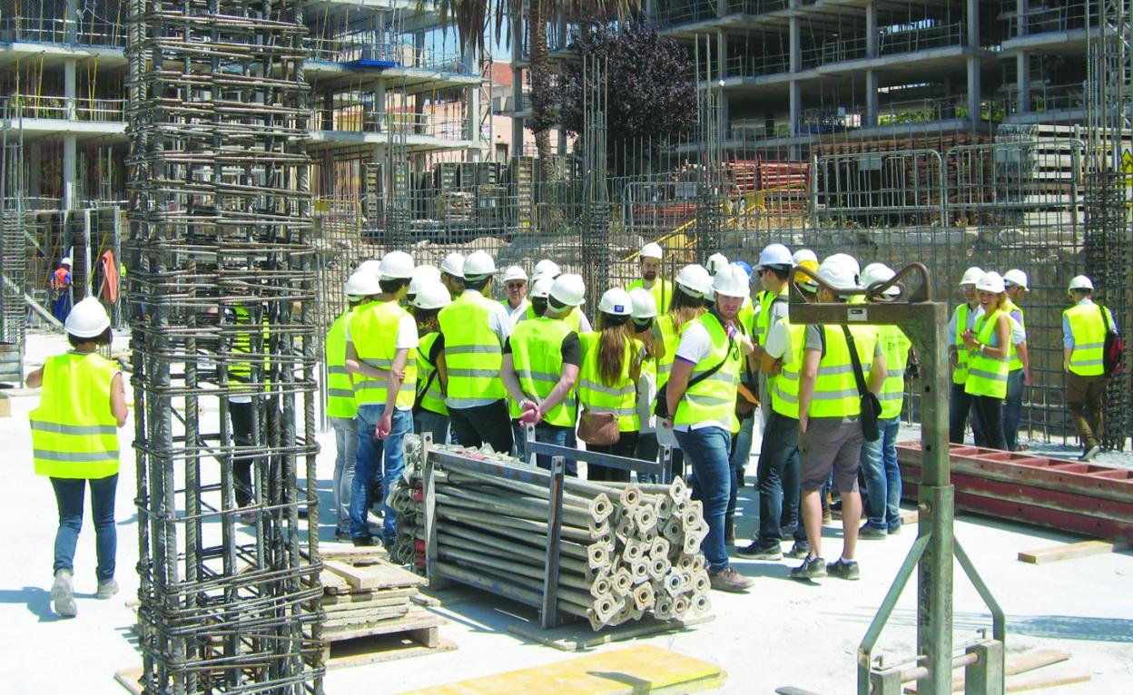 La Universidad Católica de Murcia tiene convenios con más de dos mil empresas punteras del sector. La formación teórica se combina con un alto número de horas prácticas internas y externas. 