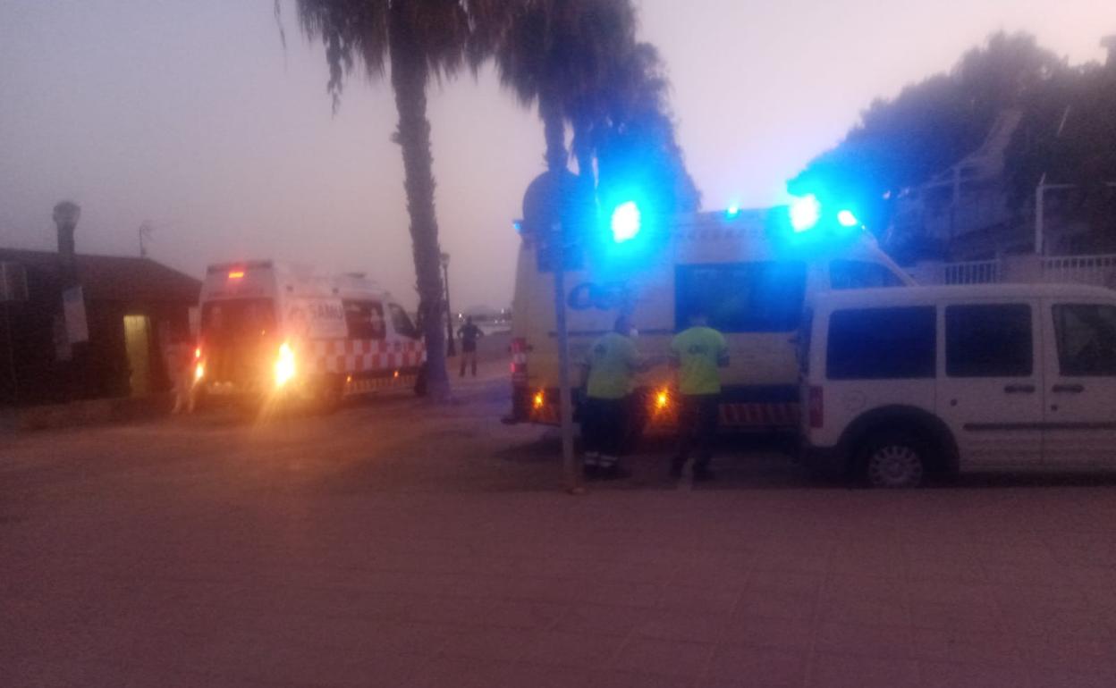 Imagen de los efectivos sanitarios desplazados hasta la playa de Los Narejos. 