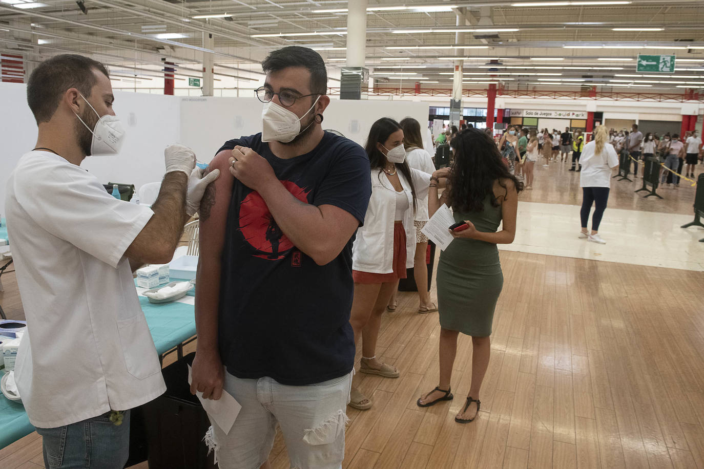 Fotos: La vacunación de jóvenes entre 20 y 30 años comienza a buen ritmo en Cartagena