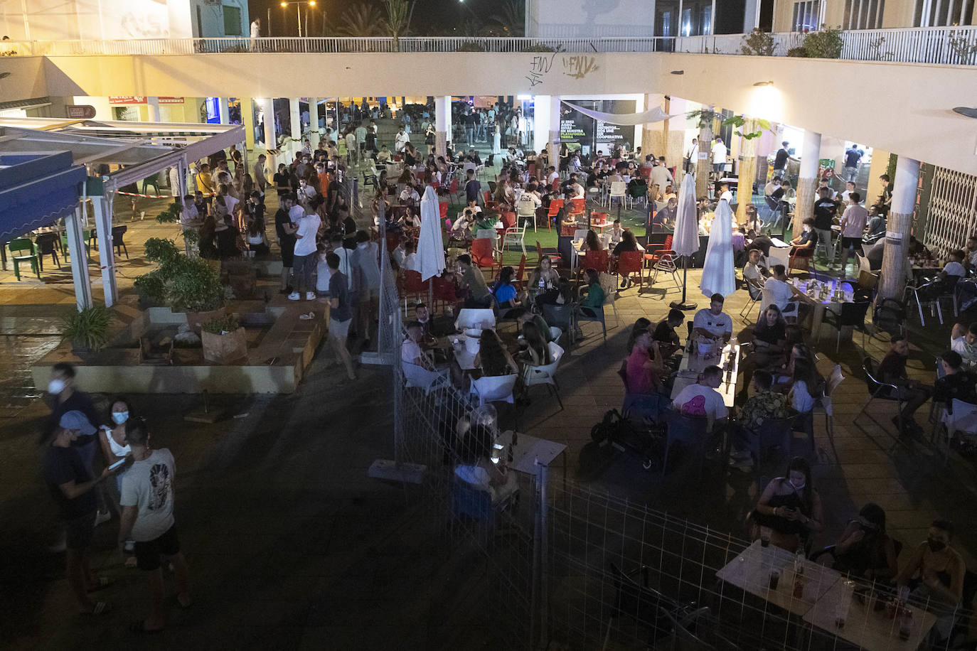 Fotos: Terrazas a rebosar en Cabo de Palos pese al aumento del dispositivo policial
