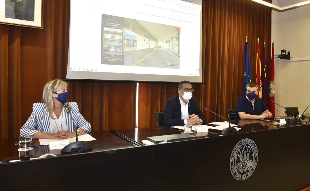 Olga García Sanz, directora territorial de CaixaBank; el rector de la UMU, José Luján; y el director de la Cátedra, Ildefonso Méndez.
