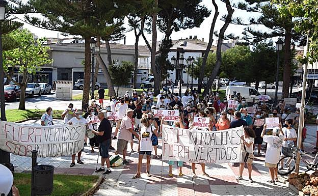 Cacerolada a la alcaldesa de San Pedro del Pinatar, este lunes.