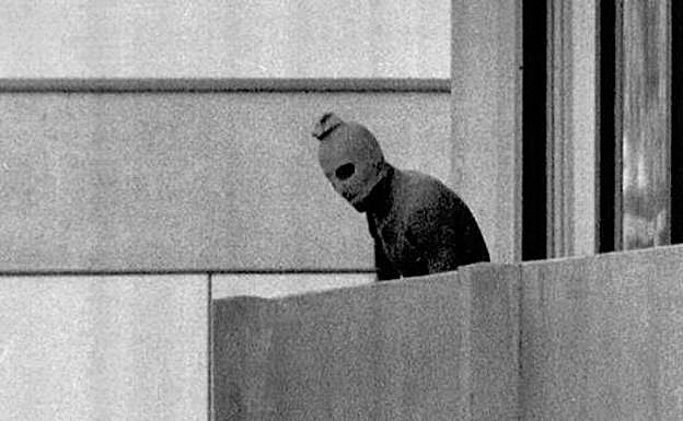 Uno de los terroristas, en una azotea.