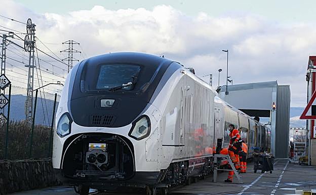 Trabajadores en la planta de Ribabellosa, en Alava, donde se fabrican Talgos. 