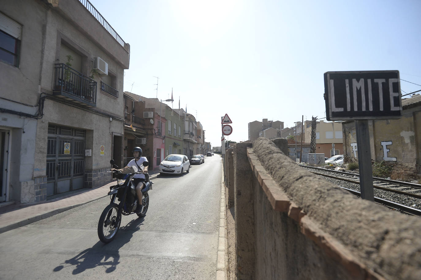 Fotos: Los Hacendados alzan la voz «tras meses» sin respuesta de Adif a su solución para las acequias de Barriomar