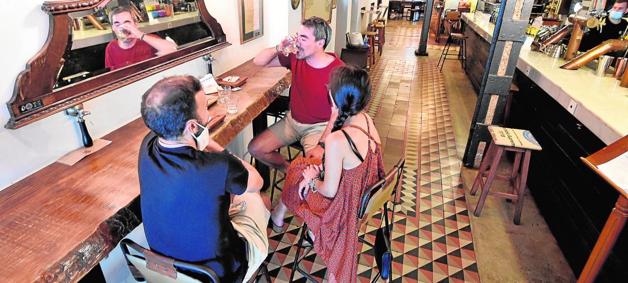 Tres personas toman una consumición en el interior de un establecimiento de hostelería del centro de Murcia, en la tarde de ayer.