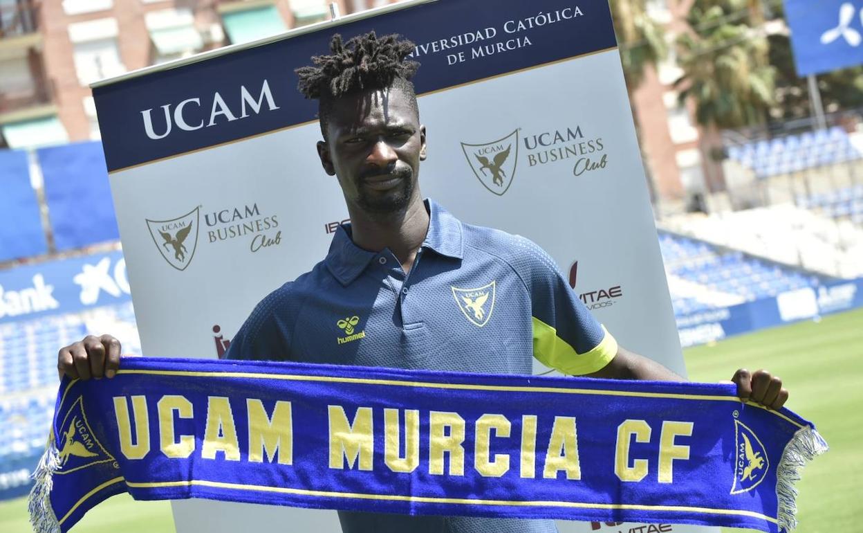 Nuha Marong en su presentación como nuevo jugador del UCAM CF