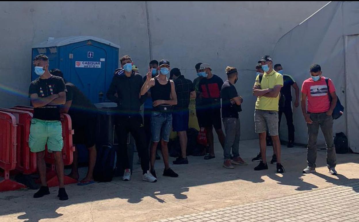 Varios de los argelinos rescatados en las últimas horas, en Escombreras. 