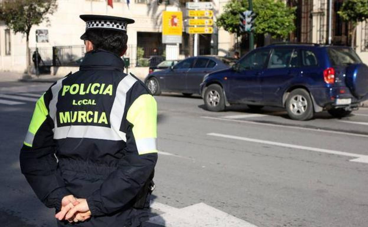 Un agente de la Policía Local de Murcia patrulla por el centro de la ciudad, en una fotografía de archivo. 