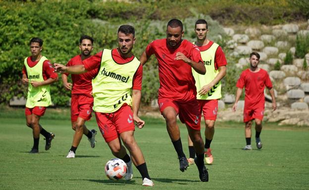 Andrés Silvente avanza con el balón, perseguido por Pablo Ganet, en el entrenamiento de ayer en Campoamor. 