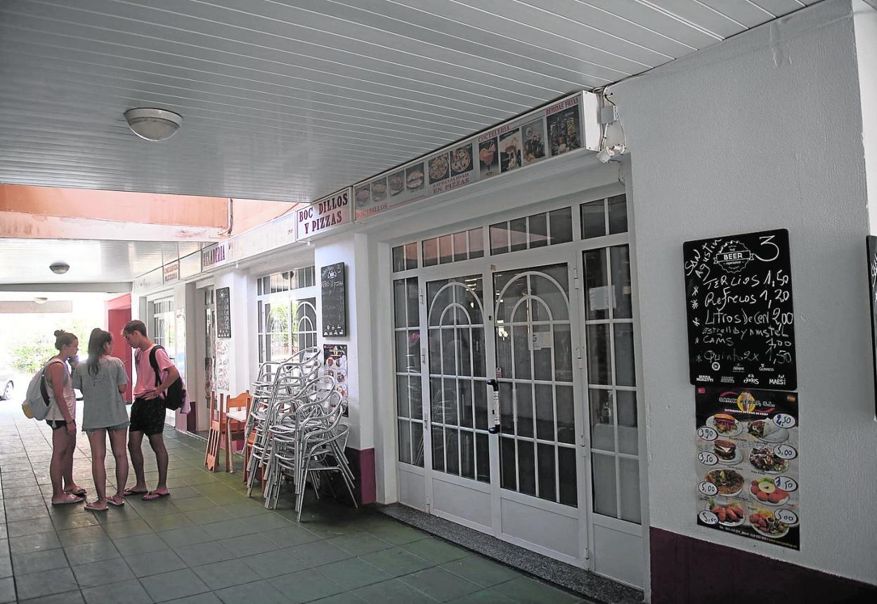 Fachada del local de kebabs clausurado en la planta baja del Centro Comercial Las Dunas. 