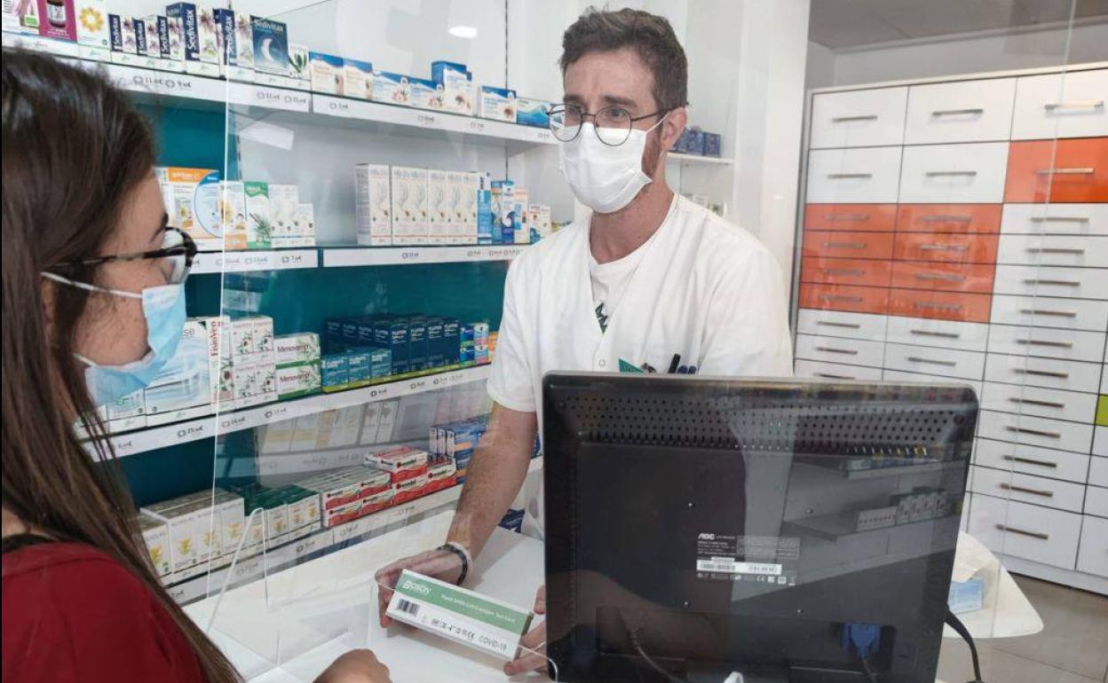 Dispensación de un test de antígenos en una farmacia de la Región de Murcia.