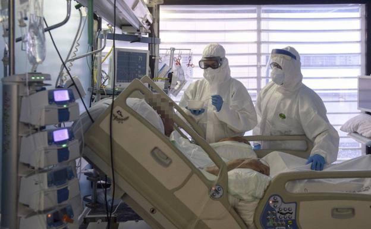 Sanitarios atienden a un paciente en la UCI del hospital Morales Meseguer, en una imagen de archivo. 