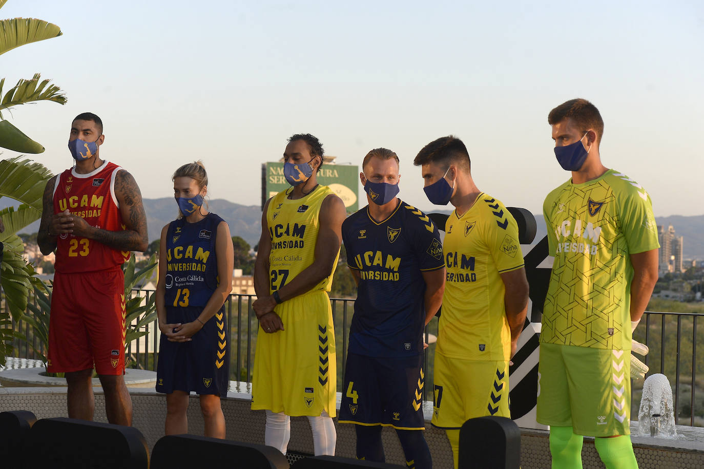 Fotos: Azul y amarillo para la temporada 2021-22 del UCAM