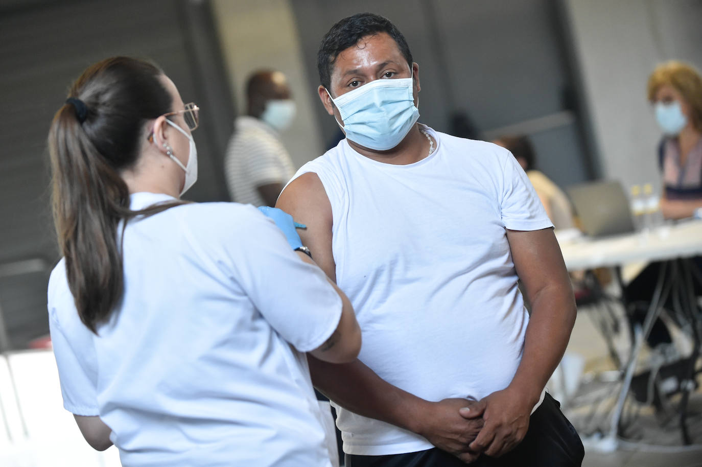 Fotos: Vacuna para los trabajadores del campo en el Enrique Roca
